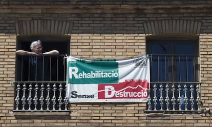 Una vecina contraria al plan municipal observa el paso de la manifestación.