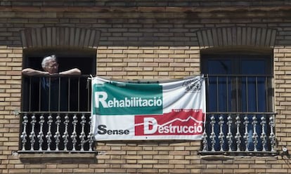 Una vecina contraria al plan municipal observa el paso de la manifestaci&oacute;n.