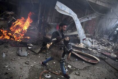 Imagen de la serie ganadora del segundo premio en la categoría de temas de actualidad, del fotógrafo Abd Doumany. La fotografía muestra a un hombre sirio portando el cuerpo sin vida de un niño asesinado durante los bombardeos efectuados en la ciudad de Douma (Siria) el 7 de noviembre 2015.