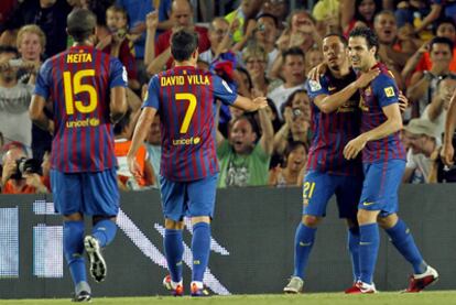 Los jugadores del Barcelona celebran el gol de Cesc, el primero de la goleada ante el Npoles.