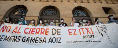 Cientos de personas participan este sábado en Pamplona en una manifestación contra el cierre de la planta que Siemens Gamesa tiene en la localidad de Aoiz.