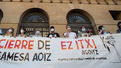 Cientos de personas participan este sábado en Pamplona en una manifestación contra el cierre de la planta que Siemens Gamesa tiene en la localidad de Aoiz.