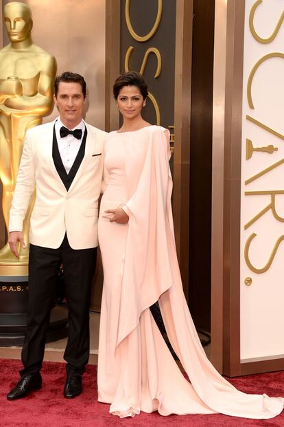 Matthew McConaughey llevó un esmoquin de Dolce & Gabanna y su mujer Camila Alves se decantó por un vestido rosa palo de Gabriela Cadenas.