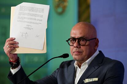 O presidente da Assembleia Nacional da Venezuela, Jorge Rodríguez, mostra a carta esta quarta-feira em Caracas.