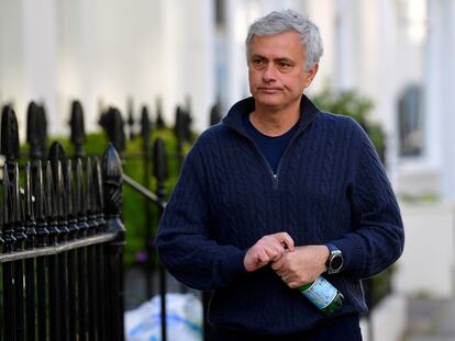 José Mourinho, por una calle de Londres.