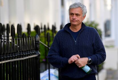 José Mourinho, por una calle de Londres.