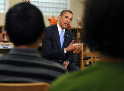 El presidente estadounidense, Barack Obama, dirige un grupo de discusión con estudiantes de una escuela de secundaria en Arlington, Virginia.