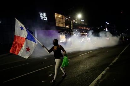 Una manifestante sostiene una bandera panameña, durante una de las protestas en contra del contrato minero, en Ciudad de Panamá, el pasado 25 de octubre.
