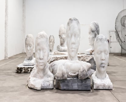 'Entre sueños V3.0', el conjunto escultórico en alabastro que Jaume Plensa instalará en el stand de EL PAÍS en la feria de arte contemporáneo ARCO, a partir del 5 de marzo.