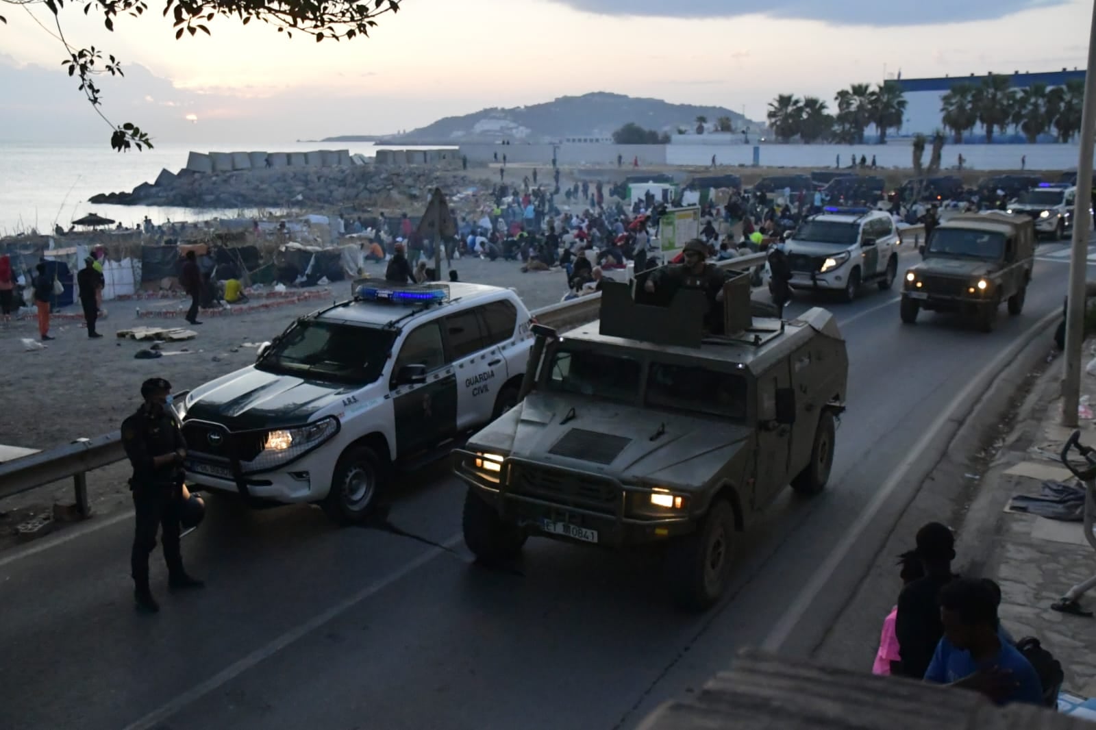 El desalojo de migrantes de la playa de El Trampolín de Ceuta, en imágenes
