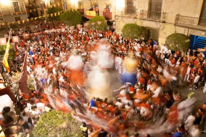 Esta localidad de la comarca de Tudela celebra el día de su patrona cada año del 7 al 13 de septiembre. Durante la primera jornada de las fiestas se conmemora la tradicional 'Traída de vacas’, una especie de encierro en el que los animales eran conducidos campo a través hasta el pueblo, en un recorrido, hoy controlado, por la orilla del río Alhama. Otra de las tradiciones es el ‘Gigantón’, una comparsa de gigantes y cabezudos que recorren el casco antiguo hasta la plaza de los Fueros. La tradición manda también degustar el dulce llamado trenzas de la virgen, de color rosa y blanco, elaborado a base de caramelo. Más información: <a href="https://www.cintruenigo.com/fiestas-de-la-virgen-de-la-paz//" target="_blank">Fiestas de la Virgen de la Paz</a>