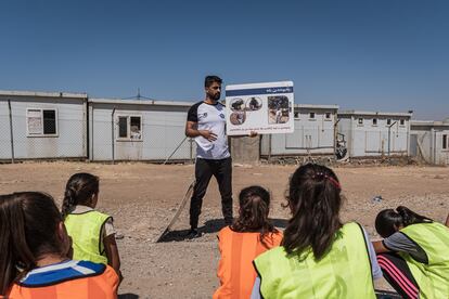 Los niños escuchan a uno de los trabajadores de la ONG durante una sesión. Muchas zonas rurales de Irak tienen aún un gran número de minas antipersona sin explotar debido a conflictos bélicos pasados. El problema se concentra especialmente en el Kurdistán, una región entre Irak, Irán, Turquía y Siria.