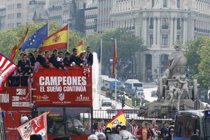 El paseo en autobús del equipo rojiblanco pasaba por la Cibeles, fuente donde suelen festejar los títulos los madridistas.