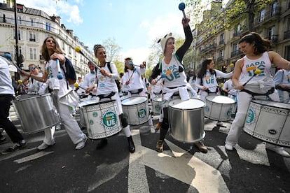 Acto de protesta con batucada en la campaña electoral francesa en abril de 2022.