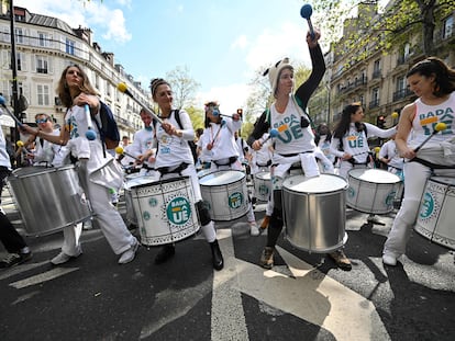 Acto de protesta con batucada en la campaña electoral francesa en abril de 2022.