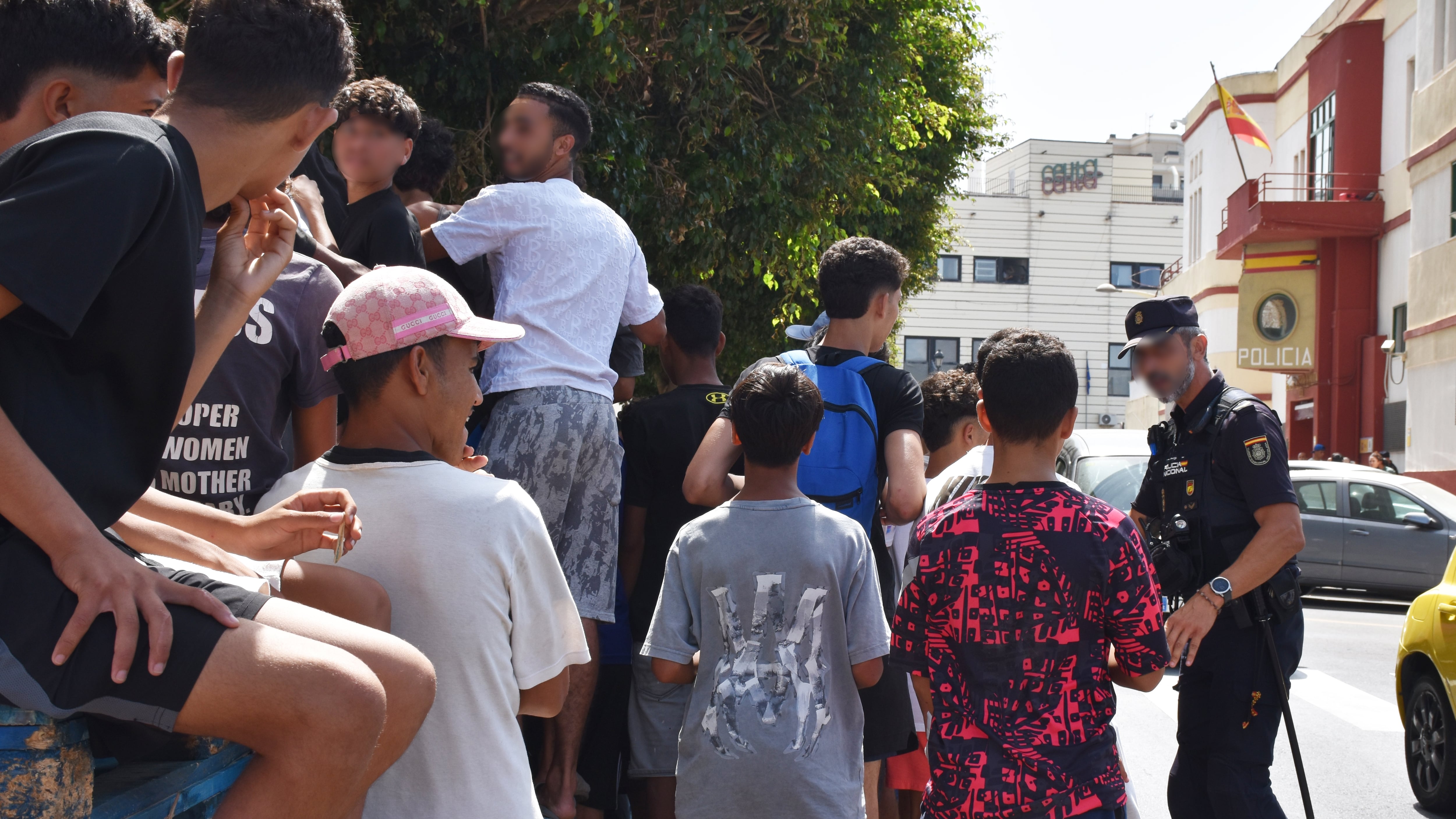 Las ONG en Ceuta detectan niños de muy corta edad y más mujeres que en otros cruces masivos de la frontera