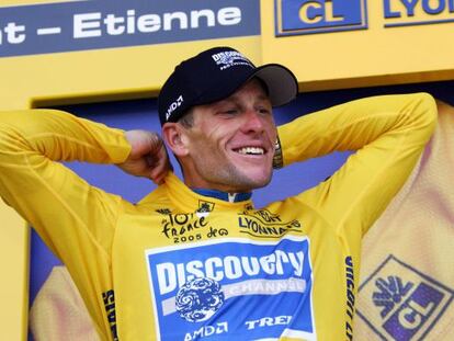 Armstrong se enfunda el maillot amarillo en la 20º etapa del Tour de Francia de 2005.
