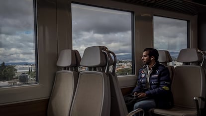 Un pasajero en el tramo activo del tren México - Toluca, el 11 de octubre.