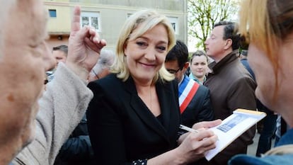La candidata del Frente Nacional a la presidencia francesa, Marine Le Pen firma aut&oacute;grafos hoy frente a una exoficina de la Gendarmeria en Brienon-sur-Armanon, en el dentro de Francia.