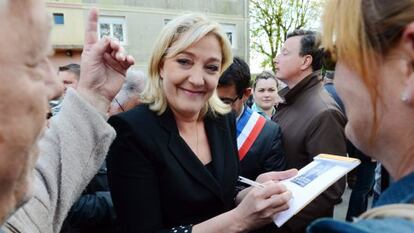 La candidata del Frente Nacional a la presidencia francesa, Marine Le Pen firma aut&oacute;grafos hoy frente a una exoficina de la Gendarmeria en Brienon-sur-Armanon, en el dentro de Francia.