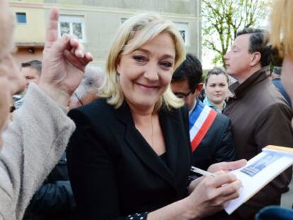 La candidata del Frente Nacional a la presidencia francesa, Marine Le Pen firma aut&oacute;grafos hoy frente a una exoficina de la Gendarmeria en Brienon-sur-Armanon, en el dentro de Francia.