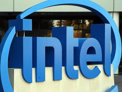 Logo de Intel en su sede central en Santa Clara, California.