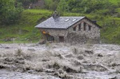 "Caseta de los cazadores" arrasada por la riada provocada por el desbordamiento del río Ésera, en el Valle de Benasque. EFE/Archivo