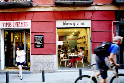 Tipos Infames, una librería vinoteca en Malasaña.