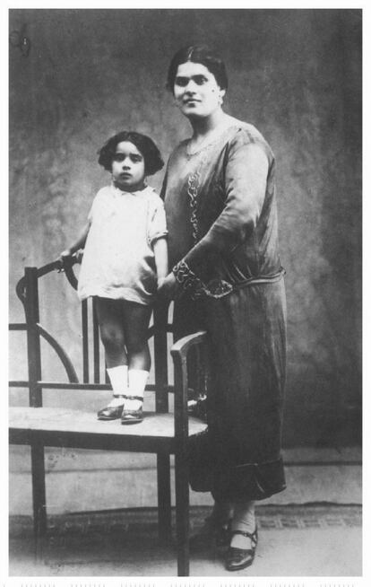 Lola Flores, junto a su madre, Rosario Ruiz.