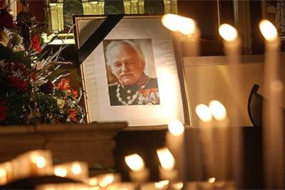 Decenas de velas rinden homenaje póstumo a Raniero en la capilla de la Santa Devota de Mónaco.