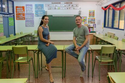 Aroa Jiménez y José Joaquín Caldera, en  una clase del Centro Público de Educación Permanente (CEPER) del Polígono Sur de Sevilla, el 29 de junio. 