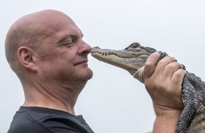 Pete Blake de la zona de reptiles de Bristol, sostiene un cocodrilo bebé en la Granja Zoo Arca de Noé, en Bristol, Inglaterra. La Granja Arca de Noé se ha asociado con la zona del reptil de Bristol para traer una quincena de programas educativos que permitirá a los miembros del público ver de cerca algunos de los reptiles más letales del mundo. El evento anual muestra algunas de las serpientes más notorias del mundo.