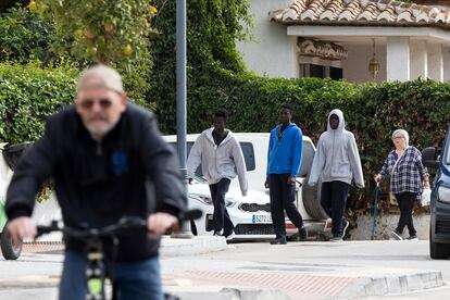 Varios de los migrantes llegados recientemente a Torrox (Málaga) tras ser trasladados desde Canarias, este viernes.