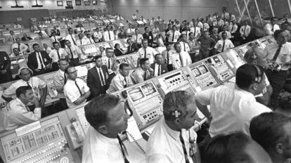 JoAnn Morgan, no centro da terceira fila, na sala de Cabo Canaveral, na Flórida, encarregada de controlar os críticos momentos iniciais da decolagem da ‘Apollo 11’.
