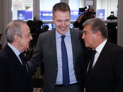 Florentino Pérez y Joan Laporta, con el CEO de la Superliga, Bernd Reichart.