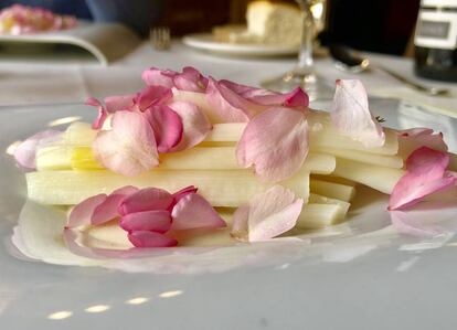 ESPÁRRAGOS DE TUDELA DEL DUERO CON FLORES DE ALMENDRAS / CAPEL