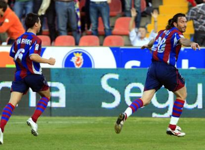 Riganó celebra uno de los tres goles que ha marcado al Almería