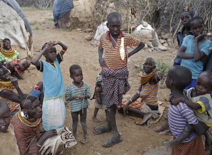 Un chico de Turkana con un cuchillo entre otros niños en una aldea cerca de Baragoy, Kenia.