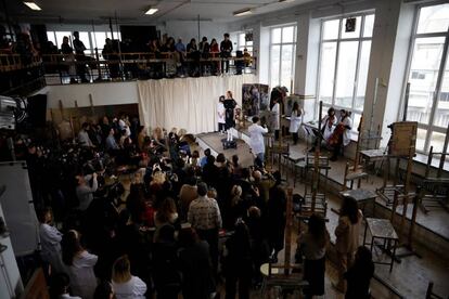 Vista general del recinto donde los estudiantes han podido apreciar las creaciones del diseñador Moisés Nietodurante la jornada inaugural de la Mercedes-Benz Fashion Week Madrid en la Facultad de Bellas Artes de Madrid.