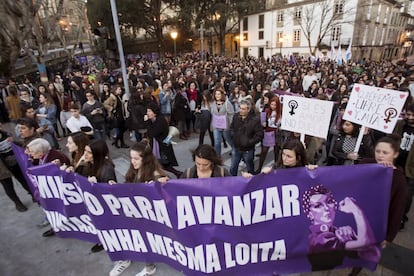 Un momento de la manifestación convocada por el Movemento Feminista de Compostela, bajo el lema "Feminismo para avanzar: xuntas nunha mesma loita". 