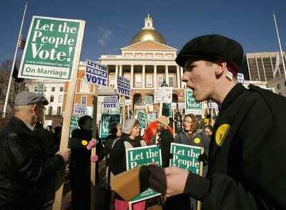 Detractores del matrimonio homosexual se concentran frente a la sede de la Cámara estatal de Massachussets antes de la aprobación de la enmienda que podría prohibir en 2008 los matrimonios homosexaules en este estado norteamericano