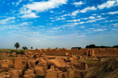 Las ruinas de Babilonia conjuran imágenes de un pasado bíblico: la gran Torre de Babel, los bellos Jardines Colgantes… y esa canción discotequera tan pegadiza que no hay manera de quitársela de la cabeza. Babilonia, fundada alrededor del 2500 antes de Cristo, se convirtió en un gran centro del mundo mesopotámico 500 años más tarde, cuando Hammurabi, el primer rey del imperio, la convirtió en su capital. Fue destruida en el siglo VI antes de Cristo por los asirios y cuatro siglos después, tras la muerte de Alejandro Magno. Hoy solo los viajeros más aguerridos la visitan (figura entre los destinos a los que el Ministerio de Exteriores desaconseja viajar). Está a 85 kilómetros al sur de Bagdad y Babel Tours (www.babel-tours.com) gestiona itinerarios escoltados.