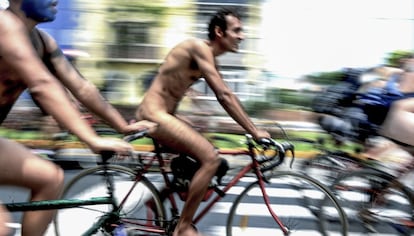 Marcha de ciclistas desnudos en Lima.