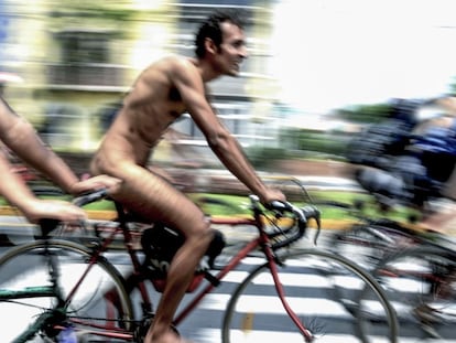 Marcha de ciclistas nus em Lima.