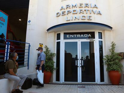 Fachada exterior de la Armería Deportiva Lince donde días atrás se grabó un vídeo en el que un individuo disparaba a fotografías de miembros del Gobierno de España.