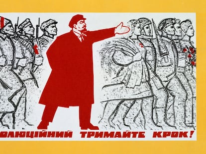 Un cartel comunista muestra a Lenin, en octubre de 1917, liderando a los soldados hacia la revolución.