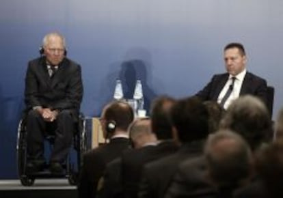 El ministro de Finanzas alemán, Wolfgang Schäuble, con su homólogo griego Yannis Stournaras.
