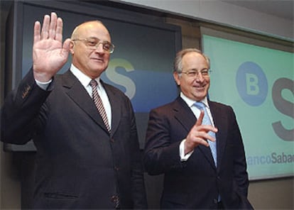 Josep Oliu (izquierda), presidente del Banco Sabadell, y Juan María Nin, consejero director general, ayer en Madrid.