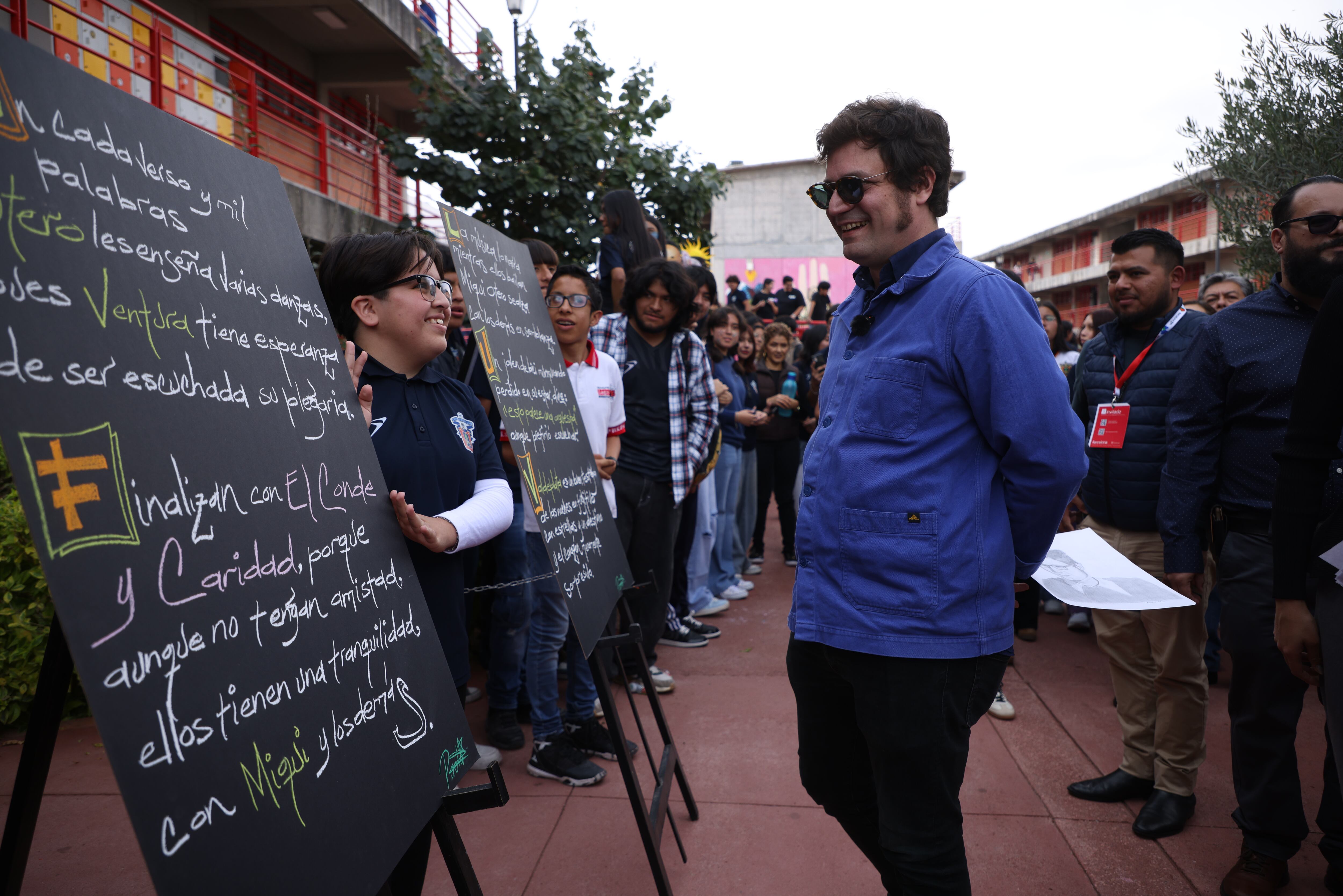 Estudiantes de Lago de Morenos reciben a Miqui Otero.