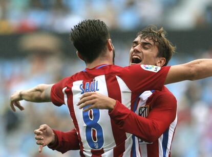 El delantero francés del Atlético de Madrid Antoine Griezmann celebra con su compañero Saúl Ñiguez el gol marcado ante el Celta de Vigo. 